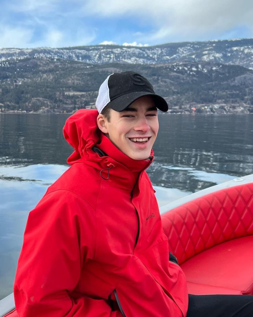 Team of Ogopogo Parasailing